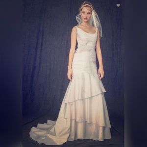 NWT - David’s Bridal Scoop Neck Ruched Bridal Gown